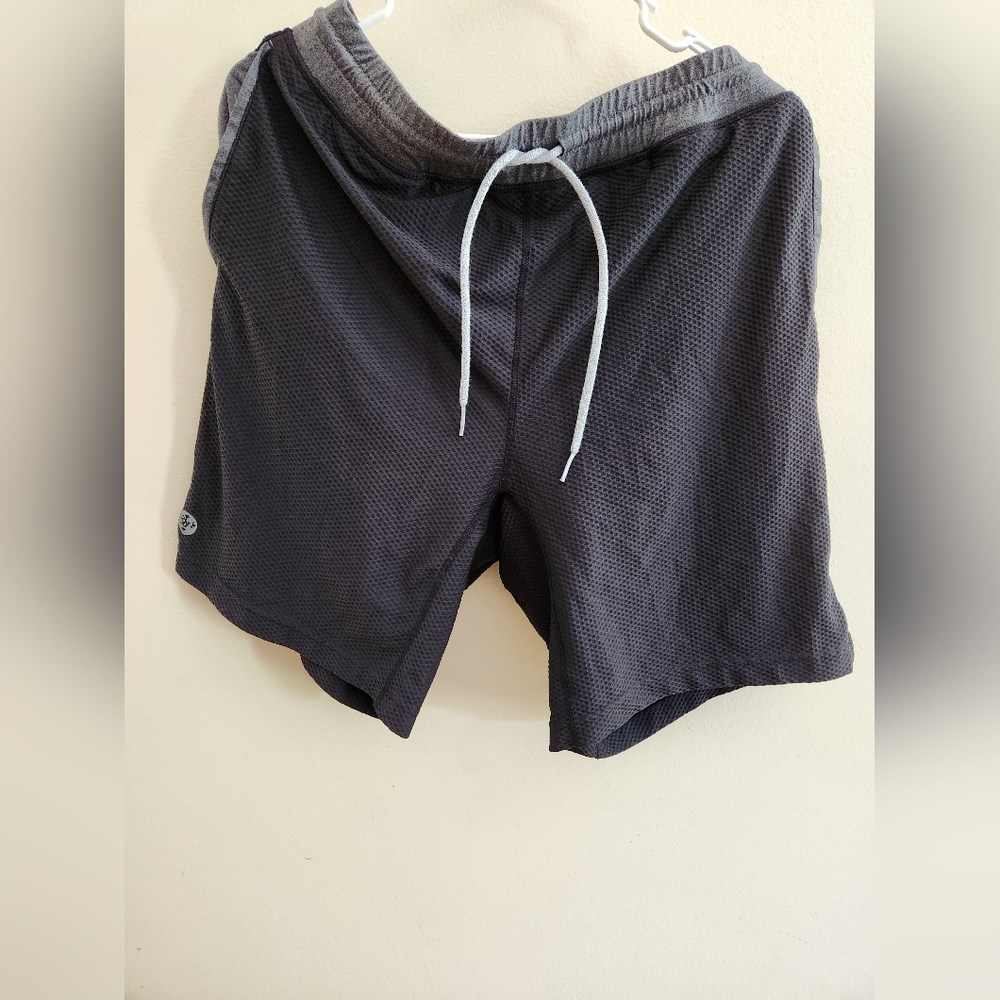 Manduka mens shorts